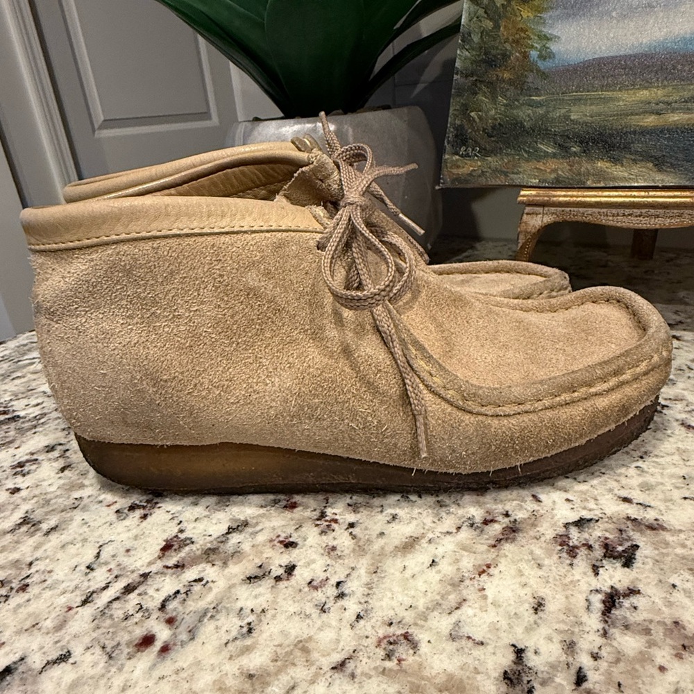 Clarks Originals Wallabee Chukka Boots Beige Suede Size 7.5.